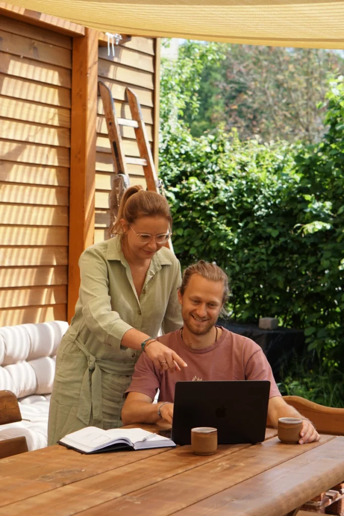 Laura und Peter besprechen eine nachhaltige SEO-Strategie am Laptop